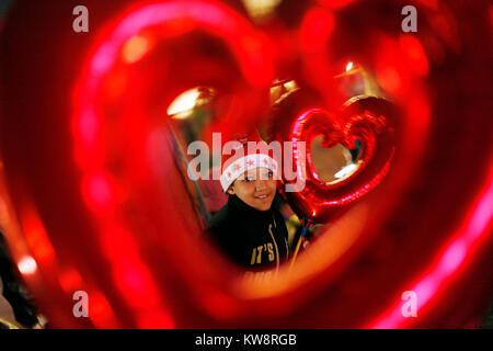 Il Cairo, Egitto. 31 Dic, 2017. Un ragazzo egiziano pone per le foto durante la festa del Nuovo Anno al Cairo, in Egitto, a Dic. 31, 2017. Credito: Ahmed Gomaa/Xinhua/Alamy Live News Foto Stock