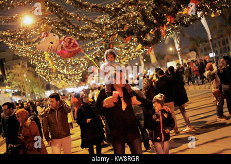 Il Cairo, Egitto. 31 Dic, 2017. Le persone che frequentano il nuovo anno celebrazione del Cairo in Egitto, a Dic. 31, 2017. Credito: Ahmed Gomaa/Xinhua/Alamy Live News Foto Stock