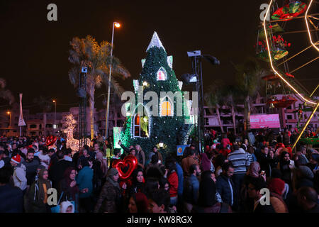 Il Cairo, Egitto. 31 Dic, 2017. Le persone che frequentano il nuovo anno celebrazione del Cairo in Egitto, a Dic. 31, 2017. Credito: Ahmed Gomaa/Xinhua/Alamy Live News Foto Stock