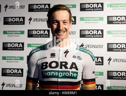 Schiltach Germania. Il 7 dicembre, 2017. Periodo di bloccaggio 1 gennaio 2018 - Marcus BURGHARDT pone durante la gazzetta di BORA-Hansgrohe Team e presentazione di Jersey 2018 a Schiltach Germania, 7 dicembre 2017. Credito: Patrick Seeger/dpa/Alamy Live News Foto Stock