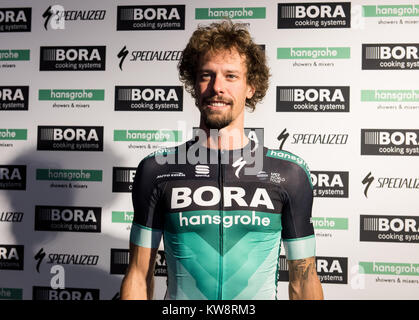 Schiltach Germania. Il 7 dicembre, 2017. Periodo di bloccaggio 1 gennaio 2018 - Daniel Oss pone durante la gazzetta di BORA-Hansgrohe Team e presentazione di Jersey 2018 a Schiltach Germania, 7 dicembre 2017. Credito: Patrick Seeger/dpa/Alamy Live News Foto Stock