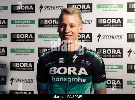 Schiltach Germania. Il 7 dicembre, 2017. Periodo di bloccaggio 1 gennaio 2018 - Pascal Ackermann pone durante la gazzetta di BORA-Hansgrohe Team e presentazione di Jersey 2018 a Schiltach Germania, 7 dicembre 2017. Credito: Patrick Seeger/dpa/Alamy Live News Foto Stock