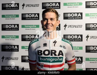 Schiltach Germania. Il 7 dicembre, 2017. Periodo di bloccaggio 1 gennaio 2018 - Gregor Muehlberger pone durante la gazzetta di BORA-Hansgrohe Team e presentazione di Jersey 2018 a Schiltach Germania, 7 dicembre 2017. Credito: Patrick Seeger/dpa/Alamy Live News Foto Stock