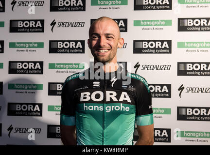 Schiltach Germania. Il 7 dicembre, 2017. Periodo di bloccaggio 1 gennaio 2018 - Andreas Schilinger pone durante la gazzetta di BORA-Hansgrohe Team e presentazione di Jersey 2018 a Schiltach Germania, 7 dicembre 2017. Credito: Patrick Seeger/dpa/Alamy Live News Foto Stock