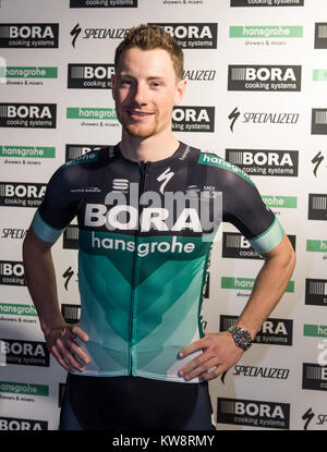 Schiltach Germania. Il 7 dicembre, 2017. Periodo di bloccaggio 1 gennaio 2018 - Sam Bennett pone durante la gazzetta di BORA-Hansgrohe Team e presentazione di Jersey 2018 a Schiltach Germania, 7 dicembre 2017. Credito: Patrick Seeger/dpa/Alamy Live News Foto Stock