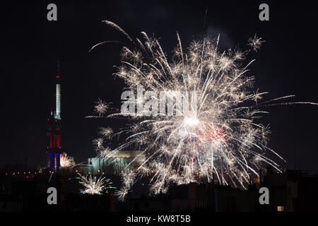 Fuochi d'artificio sopra la torre della TV di Žižkov (Žižkovský vysílač) durante i festeggiamenti di capodanno a Praga, nella Repubblica Ceca il 1 gennaio 2018. Foto Stock