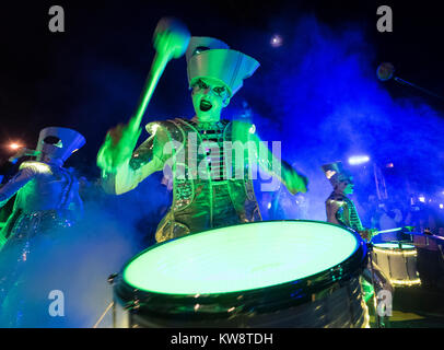 Edimburgo, Scozia, Regno Unito. 31 Dic, 2017. Spark! Batteristi LED eseguire su Princes Street durante il tamburo fuori con tutte le femmine drumming gruppo annuale durante il Nuovo Anno di Hogmanay celebrazioni in città. Credito: Iain Masterton/Alamy Live News Foto Stock