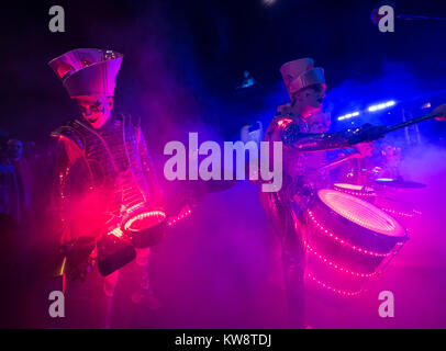 Edimburgo, Scozia, Regno Unito. 31 Dic, 2017. Spark! Batteristi LED eseguire su Princes Street durante il tamburo fuori con tutte le femmine drumming gruppo annuale durante il Nuovo Anno di Hogmanay celebrazioni in città. Credito: Iain Masterton/Alamy Live News Foto Stock