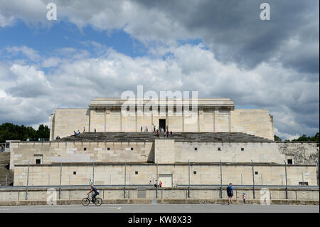 Oranienberg, Brandeburgo, GER. 22 Luglio, 2012. 20120722 - i resti di Zeppelin Grandstand presso l'ex campo di zeppelin in Nuremberg, Germania, una volta servito come il sito per il partito nazista raduni durante il 1930s. Credito: Chuck Myers/ZUMA filo/Alamy Live News Foto Stock