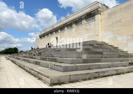 Oranienberg, Brandeburgo, GER. 22 Luglio, 2012. 20120722 - i resti di Zeppelin Grandstand presso l'ex campo di zeppelin in Nuremberg, Germania, una volta servito come il sito per il partito nazista raduni durante il 1930s. Credito: Chuck Myers/ZUMA filo/Alamy Live News Foto Stock