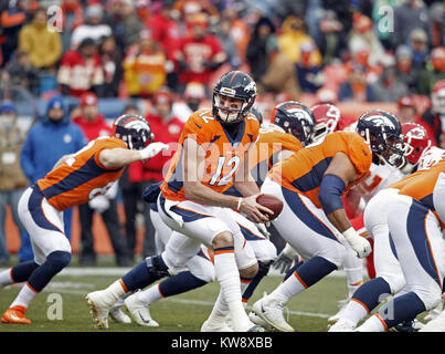 Denver, Colorado, Stati Uniti d'America. 31 Dic, 2017. Broncos QB PAXTON LYNCH si prepara a mano disinserito la sfera durante la 1a. Mezza a autorità sportive Field at Mile High domenica pomeriggio. I capi battere i Broncos 27-24. Credito: Hector Acevedo/ZUMA filo/Alamy Live News Foto Stock