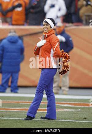 Denver, Colorado, Stati Uniti d'America. 31 Dic, 2017. A Denver Broncos Cheerleader si erge a attenzione durante il Nat'l inno nazionale prima di iniziare il gioco presso autorità sportive Field at Mile High domenica pomeriggio. I capi battere i Broncos 27-24. Credito: Hector Acevedo/ZUMA filo/Alamy Live News Foto Stock