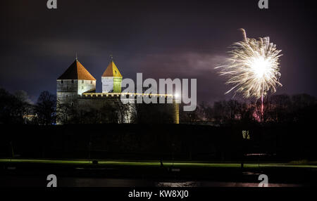 Kuressaare, Estonia. 1a gen, 2018. Fuochi d'artificio si vede vicino il castello di Kuressaare durante la vigilia di Capodanno. Kuressare è una città e un comune Su Saaremaa island e che è la capitale della contea di Saare e la città più occidentale in Estonia. Credito: Hendrik Osula/SOPA/ZUMA filo/Alamy Live News Foto Stock