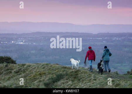 Flintshire, Galles, 1 gennaio 2018, UK Meteo. Un avvio a freddo nel tempo ventoso oggi sulla montagna Halkyn, Flintshire all inizio del nuovo anno come un paio di signore prendono i loro cani per un inizio di mattina sunrise a piedi vicino a Rhosesmor © DGDImages/Alamy Live News Foto Stock