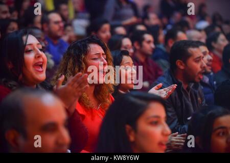 Il Cairo, Egitto. 31 Dic, 2017. I cristiani in Egitto pregano durante una vigilia di Capodanno messa, al Kasr el-Dobara chiesa evangelica, in Il Cairo Egitto su dicembre 31, 2017 Credit: Sayed Amr/immagini APA/ZUMA filo/Alamy Live News Foto Stock