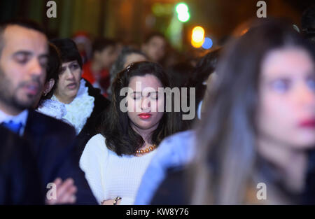 Il Cairo, Egitto. 31 Dic, 2017. I cristiani in Egitto pregano durante una vigilia di Capodanno messa, al Kasr el-Dobara chiesa evangelica, in Il Cairo Egitto su dicembre 31, 2017 Credit: Sayed Amr/immagini APA/ZUMA filo/Alamy Live News Foto Stock