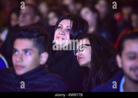 Il Cairo, Egitto. 31 Dic, 2017. I cristiani in Egitto pregano durante una vigilia di Capodanno messa, al Kasr el-Dobara chiesa evangelica, in Il Cairo Egitto su dicembre 31, 2017 Credit: Sayed Amr/immagini APA/ZUMA filo/Alamy Live News Foto Stock