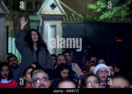 Il Cairo, Egitto. 31 Dic, 2017. I cristiani in Egitto pregano durante una vigilia di Capodanno messa, al Kasr el-Dobara chiesa evangelica, in Il Cairo Egitto su dicembre 31, 2017 Credit: Sayed Amr/immagini APA/ZUMA filo/Alamy Live News Foto Stock