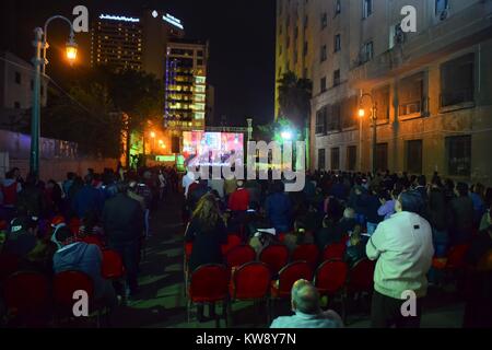 Il Cairo, Egitto. 31 Dic, 2017. I cristiani in Egitto pregano durante una vigilia di Capodanno messa, al Kasr el-Dobara chiesa evangelica, in Il Cairo Egitto su dicembre 31, 2017 Credit: Sayed Amr/immagini APA/ZUMA filo/Alamy Live News Foto Stock