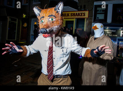 St Ives, Cornwall, Regno Unito, Capodanno, 2017. Frequentatori di partito alluvione le strade del Cornish villaggio di pescatori in costume per il cenone di fine anno. Credito: Mike Newman/Alamy Live News Foto Stock