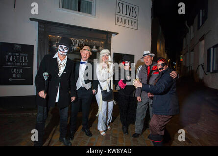 St Ives, Cornwall, Regno Unito, Capodanno, 2017. Frequentatori di partito alluvione le strade del Cornish villaggio di pescatori in costume per il cenone di fine anno. Credito: Mike Newman/Alamy Live News Foto Stock