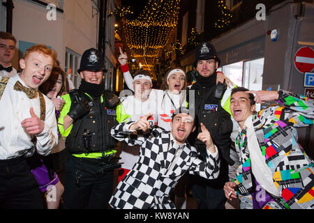 St Ives, Cornwall, Regno Unito, Capodanno, 2017. Frequentatori di partito alluvione le strade del Cornish villaggio di pescatori in costume per il cenone di fine anno. Credito: Mike Newman/Alamy Live News Foto Stock