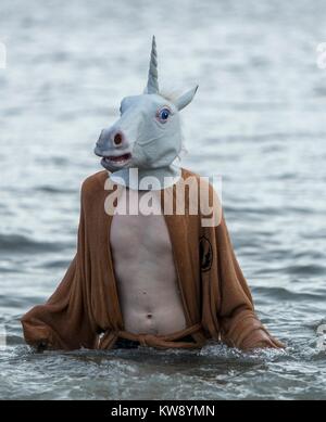 Portobello, Scotland, Regno Unito. 01 gen 2018. Festaioli prendere un tradizionale giorno di nuovi anni tuffo in Portobello Loony Dook. Credito: ricca di Dyson/Alamy Live News Foto Stock