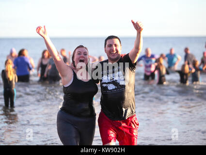 St Andrews Fife, Scozia, Regno Unito. 1a gen, 2018. Persone corrono nel Mare del Nord a Loony Dook, St Andrews Fife, Scozia, il giorno di nuovi anni 2018 © Derek Allan/Alamy Live News Foto Stock