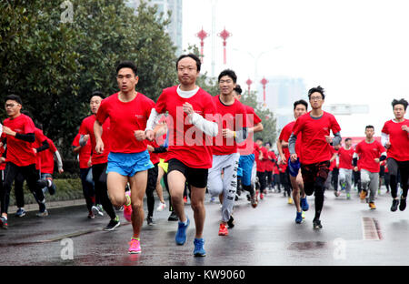 Hengyang, provincia cinese di Hunan. 1a gen, 2018. Le persone che frequentano il round-la-city gara in Hengyang, centrale provincia cinese di Hunan, 1 gennaio, 2018. Diverse città detenute attività sportive per salutare il nuovo anno. Credito: Liu Aicheng/Xinhua/Alamy Live News Foto Stock