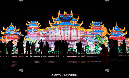 Wuhan, la Cina della provincia di Hubei. 1a gen, 2018. Le persone godono di lanterne di festa nella città di Wuhan, Cina centrale della provincia di Hubei, 1 gennaio, 2018. Credito: Cheng Min/Xinhua/Alamy Live News Foto Stock