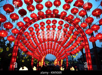 Wuhan, la Cina della provincia di Hubei. 1a gen, 2018. Le persone godono di lanterne di festa nella città di Wuhan, Cina centrale della provincia di Hubei, 1 gennaio, 2018. Credito: Cheng Min/Xinhua/Alamy Live News Foto Stock