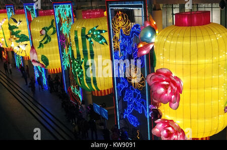 Wuhan, la Cina della provincia di Hubei. 1a gen, 2018. Le persone godono di lanterne di festa nella città di Wuhan, Cina centrale della provincia di Hubei, 1 gennaio, 2018. Credito: Cheng Min/Xinhua/Alamy Live News Foto Stock