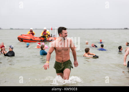 Southend-on-Sea, Regno Unito. 1a gen, 2018. Southend RNLI evento nuotatori incoraggianti per prendere parte a un freddo tuffo nell'estuario del Tamigi a Southend nel giorno di Capodanno. Credito: Penelope Barritt/Alamy Live News Foto Stock