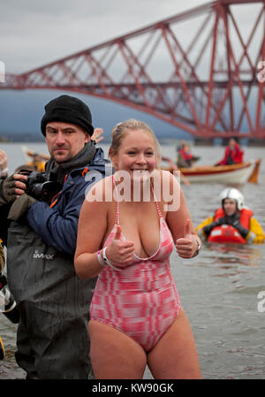 Loony Dook, South Queensferry, il giorno di nuovi anni, Edinburgh, Regno Unito. 01 gen 2018. Foto Stock