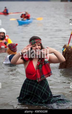 Loony Dook, South Queensferry, il giorno di nuovi anni, Edinburgh, Regno Unito. 01 gen 2018. Foto Stock