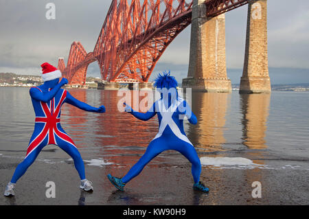 Loony Dook, South Queensferry, il giorno di nuovi anni, Edinburgh, Regno Unito. 01 gen 2018. Foto Stock