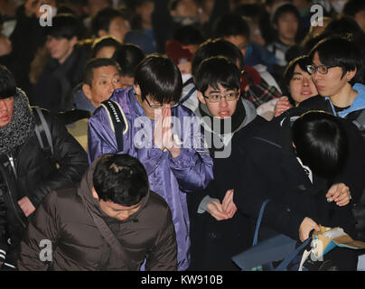 Tokyo, Giappone. 1a gen, 2018. Per i fanatici del giapponese pregare come si festeggia il nuovo anno al santuario Kanda a Tokyo domenica, 1 gennaio 2018. Milioni di persone giapponesi visitare santuari e templi a pregare per il benessere delle loro famiglie nel nuovo anno. Credito: Yoshio Tsunoda/AFLO/Alamy Live News Foto Stock