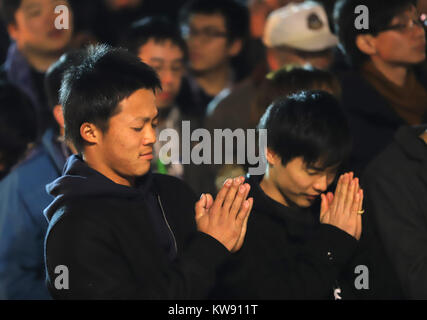 Tokyo, Giappone. 1a gen, 2018. Per i fanatici del giapponese pregare come si festeggia il nuovo anno al santuario Kanda a Tokyo domenica, 1 gennaio 2018. Milioni di persone giapponesi visitare santuari e templi a pregare per il benessere delle loro famiglie nel nuovo anno. Credito: Yoshio Tsunoda/AFLO/Alamy Live News Foto Stock