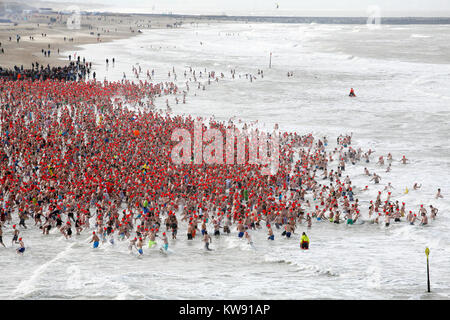 Scheveningen, Paesi Bassi. 1a gen, 2018. Il tradizionale nuovo anno di immersioni (Niuewjaarsduik) nella parte anteriore del Kurhaus e accanto al molo di Scheveningen. Credito: Kim Kaminski/Alamy Live News Foto Stock