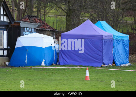 Finsbury Park. Londra, Regno Unito. 1a gen, 2018. Gli ufficiali di indagine rimuove le piastrelle dal tetto del granaio inutilizzati a Finsbury Park come l'inchiesta prosegue nell'assassinio di Iuliana Tudos, 22, il cui corpo è stato trovato da un padiglione a Finsbury Park nel nord di Londra Mercoledì 27 Dic 2017. Credito: Dinendra Haria/Alamy Live News Foto Stock