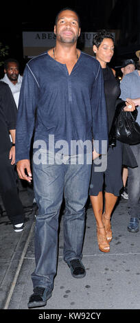 NEW YORK, NY - Settembre 08: Michael Strahan e fidanzata Nicole Murphy con un enorme taglio sulla sua gamba uscire Abe e Arthurs nel Meatpacking District. L 8 settembre 2011 a New York City. Persone: Michael Strahan Nicole Murphy Foto Stock