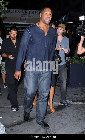 NEW YORK, NY - Settembre 08: Michael Strahan e fidanzata Nicole Murphy con un enorme taglio sulla sua gamba uscire Abe e Arthurs nel Meatpacking District. L 8 settembre 2011 a New York City. Persone: Michael Strahan Nicole Murphy Foto Stock