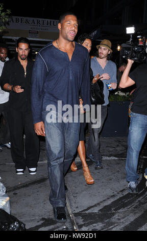 NEW YORK, NY - Settembre 08: Michael Strahan e fidanzata Nicole Murphy con un enorme taglio sulla sua gamba uscire Abe e Arthurs nel Meatpacking District. L 8 settembre 2011 a New York City. Persone: Michael Strahan Nicole Murphy Foto Stock