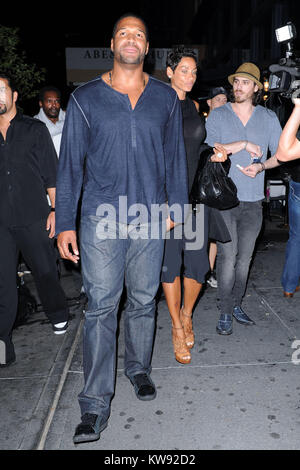 NEW YORK, NY - Settembre 08: Michael Strahan e fidanzata Nicole Murphy con un enorme taglio sulla sua gamba uscire Abe e Arthurs nel Meatpacking District. L 8 settembre 2011 a New York City. Persone: Michael Strahan Nicole Murphy Foto Stock