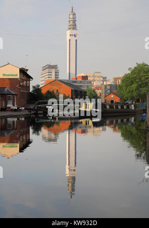 BT telecom tower si riflette nei canali di Birmingham Foto Stock