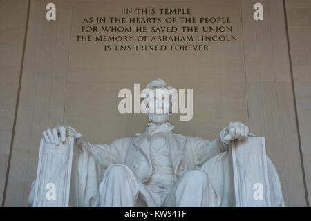 Close up shot interiore della statua in marmo di Abraham Lincoln seduto contemplando nel Lincoln Memorial, Washington DC, Stati Uniti d'America Foto Stock