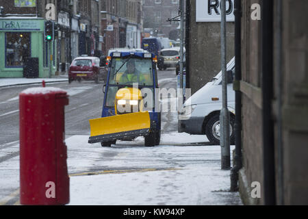 Scozia settentrionale è colpito dalla caduta di neve e al di sotto delle temperature di congelamento come la neve arriva a sud fino a Montrose con: persone in Montrose dove: Montrose, Regno Unito quando: 30 Nov 2017 Credit: Euan ciliegio/WENN.com Foto Stock