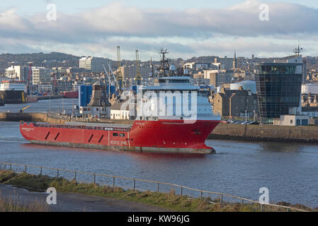 Mare del Nord alimentazione offshore nave che lascia il porto commerciale di Aberdeen docks in Grampian Regione Scozia UK. Foto Stock