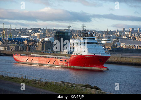 Mare del Nord alimentazione offshore nave che lascia il porto commerciale di Aberdeen docks in Grampian Regione Scozia UK. Foto Stock