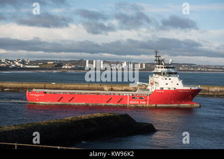 L'alimentazione Offshore nave Principessa Standard lasciando Aberdeen city dock per il Mare del Nord. Foto Stock